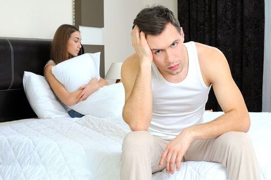 un uomo è arrabbiato per la scarica patologica quando è eccitato