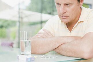 un uomo prende le pillole per aumentare la potenza dopo i 50 anni