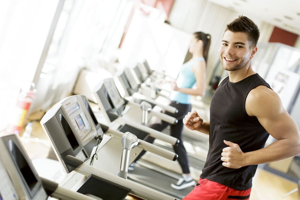 Gli esercizi cardio aiuteranno un uomo ad accelerare la circolazione sanguigna
